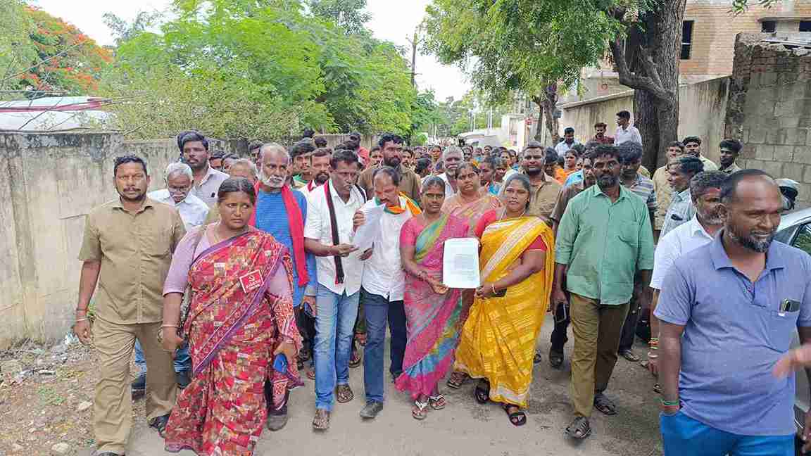 கோயம்புத்தூர் மாவட்ட தொழிலாளர் நலத்துறை அலுவலகத்தை முற்றுகையிட்ட தூய்மை பணியாளர்கள் போராட்டம்..!
