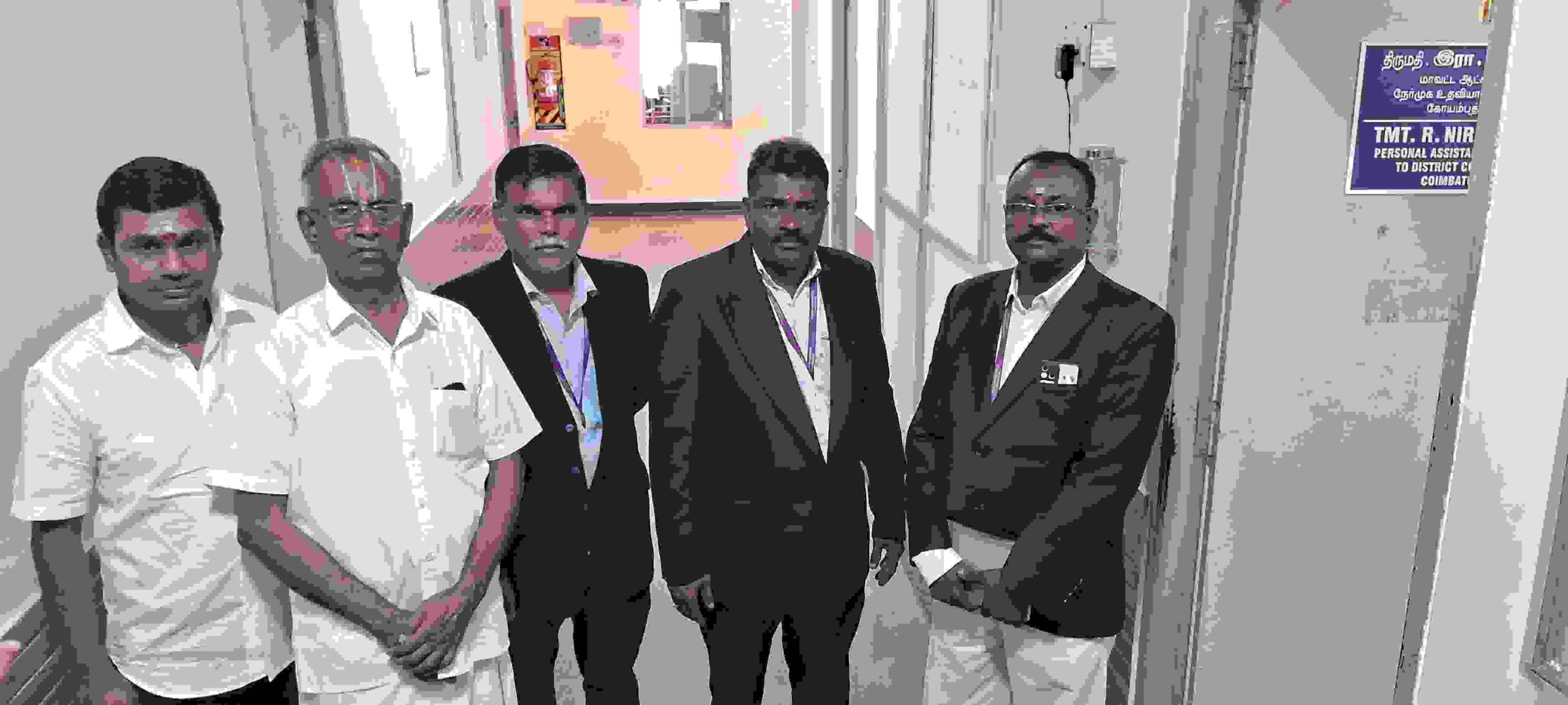 கோவை மாவட்ட ஆட்சியர் அலுவலகத்தில் இருந்த பொருட்களை ஜப்தி செய்ய வந்த நீதிமன்ற ஊழியர்கள்..!