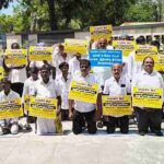 மறுமலர்ச்சி மக்கள் இயக்கத்தினர் மாணவர்களிடம் மன்னிப்பு கேட்கும் போராட்டம்.
