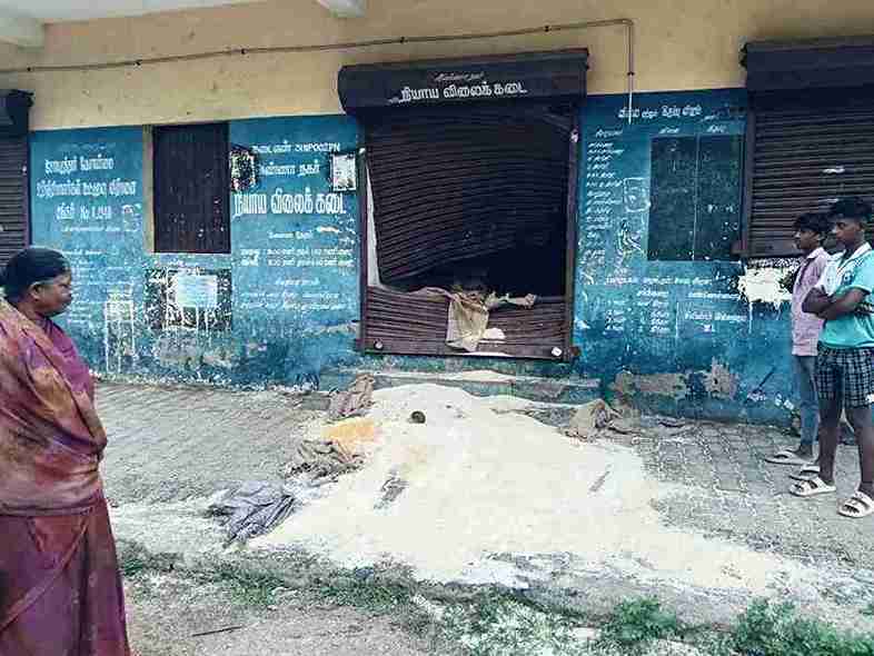கோவையில் ரேஷன் கடையை சேதப்படுத்திய காட்டு யானைகள்!