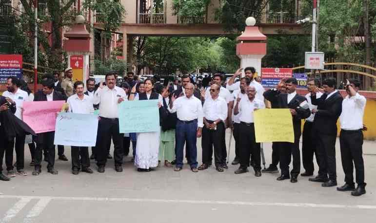 தூய்மை பணியாளர்களை கைது – கோவையில் வழக்கறிஞர்கள் கண்டன ஆர்ப்பாட்டம்