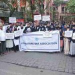 இ-பைலிங் முறையை நிறுத்தக்கோரி வழக்கறிஞர்கள் வாயில் கருப்பு துணி கட்டி ஆர்ப்பாட்டம்!