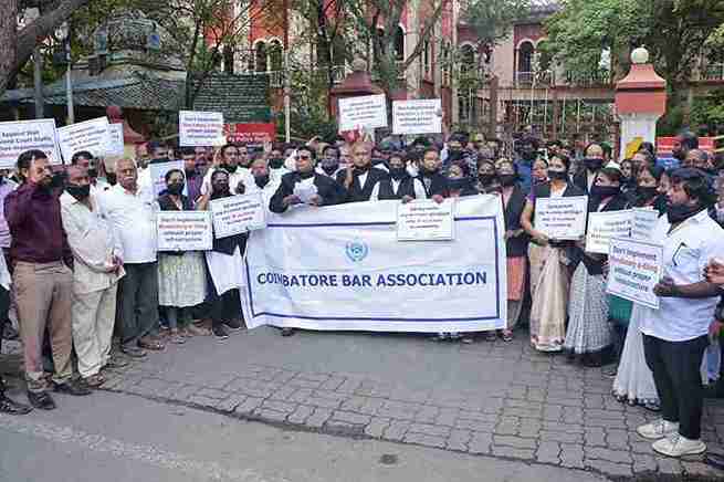 இ-பைலிங் முறையை நிறுத்தக்கோரி வழக்கறிஞர்கள் வாயில் கருப்பு துணி கட்டி ஆர்ப்பாட்டம்!